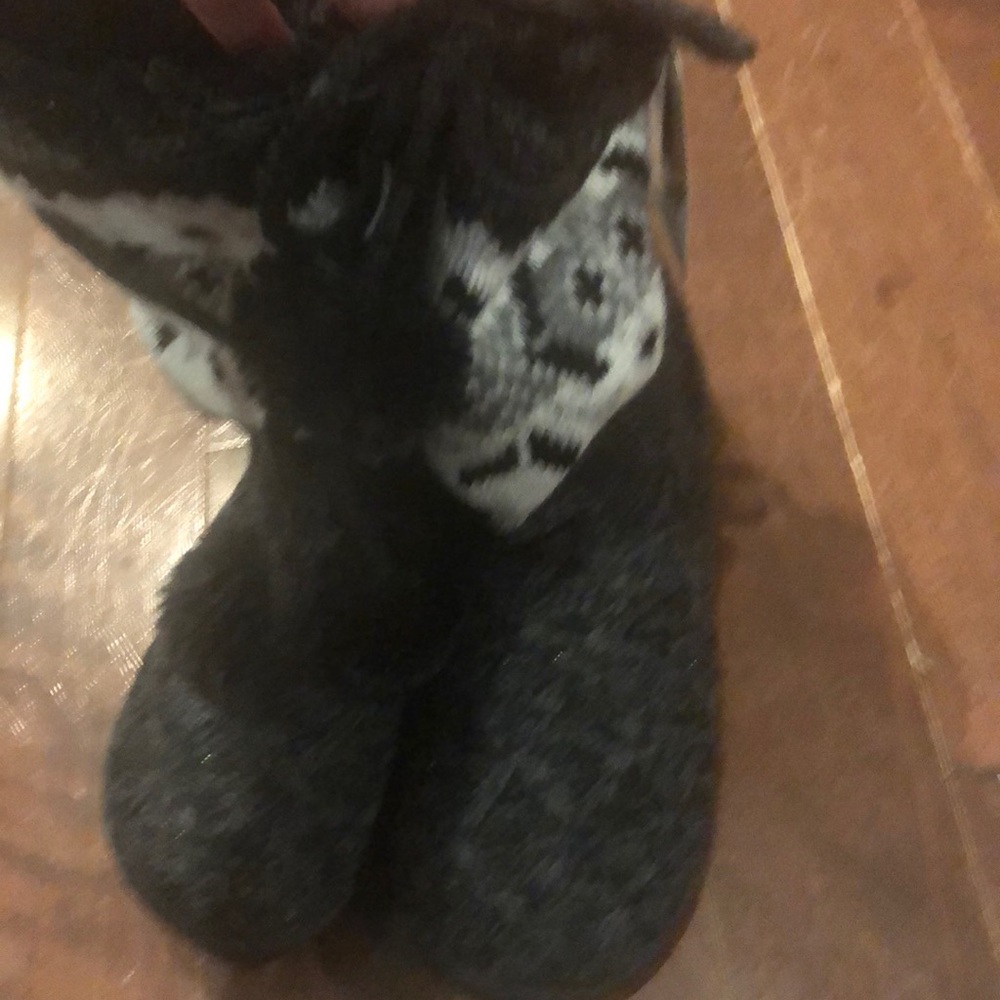 NWT Ladies size 8 Muk Luk slippers